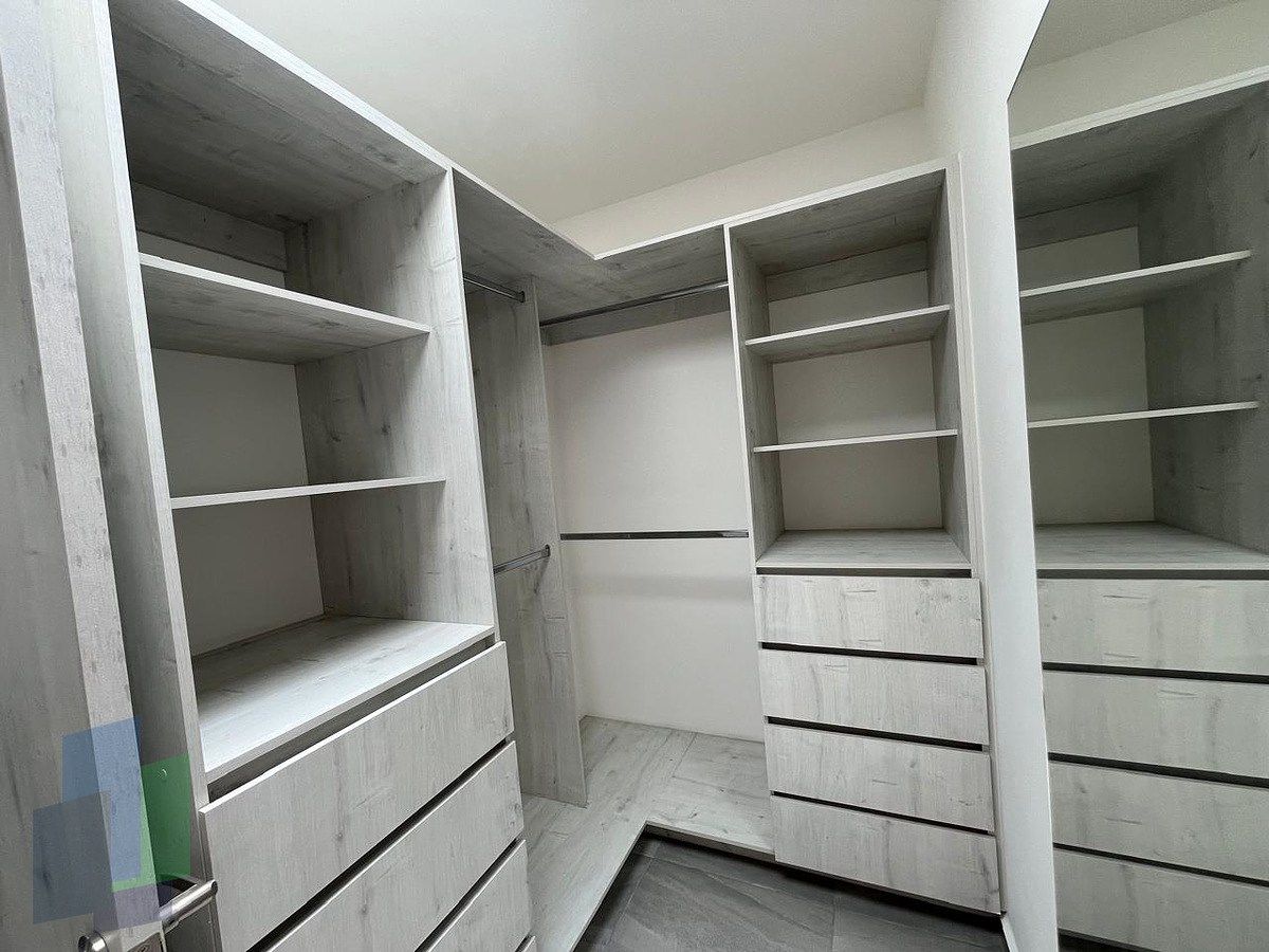 18 de 32: Vestidor principal