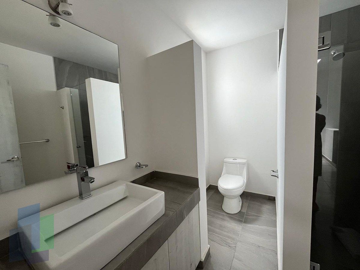 25 de 32: Baño compartido para habitaciones secundarias