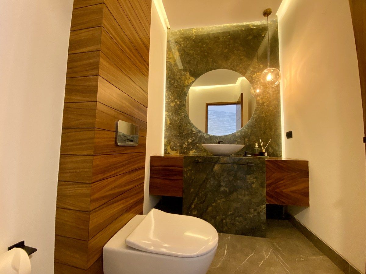 4 de 41: Medio baño de visitas