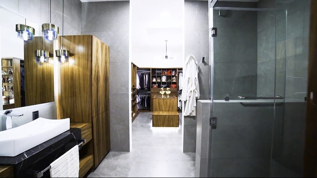 26 de 41: Baño y walking closet recámara principal
