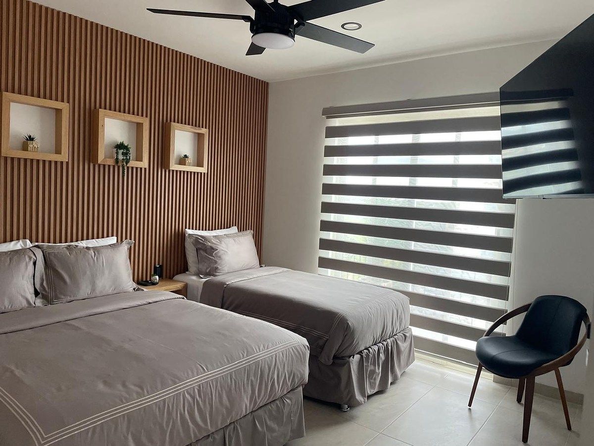 5 de 10: Un dormitorio con cama Queen y cama imperial