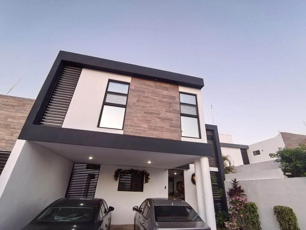 House with solar panels 4 bedrooms for Sale or Rent in Privada Avenida Conkal, photo 1 of 28