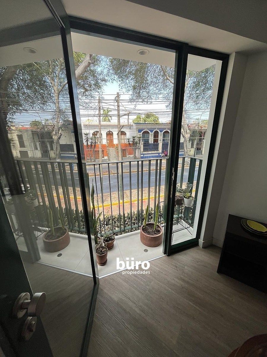 2 de 21: Balcón con Linda vista a la calle