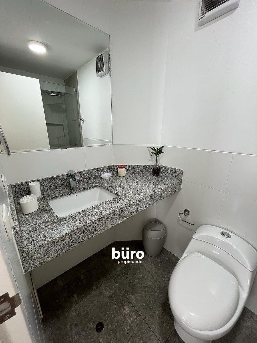 9 de 21: Baño principal incorporado