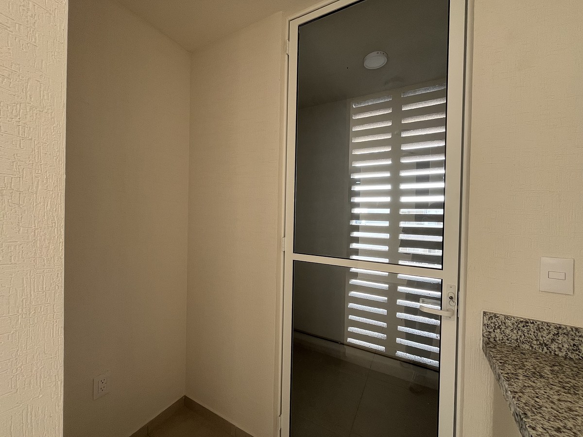 4 de 16: Área para refrigerador y servicios