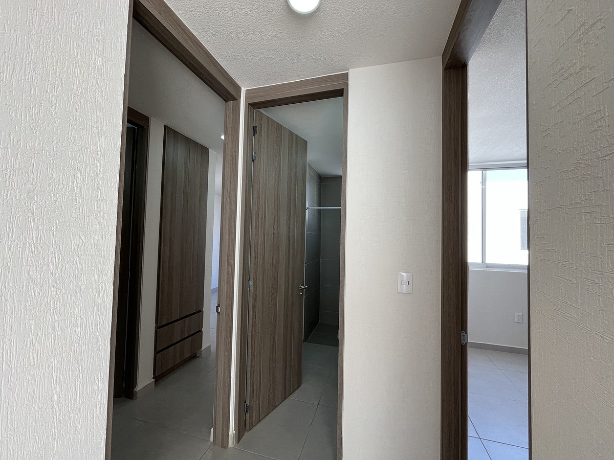 7 de 16: Ingreso a recámaras y baños