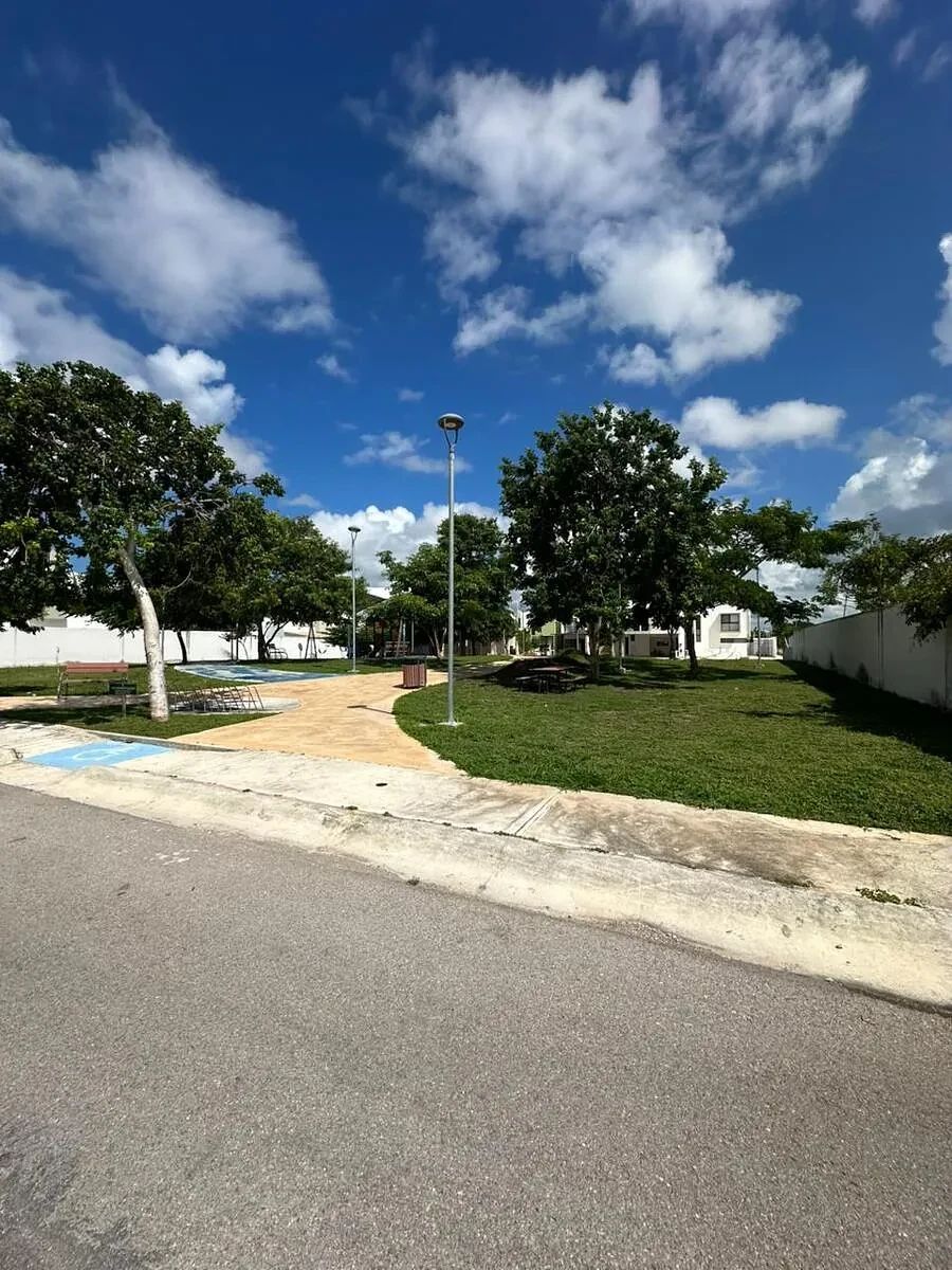 23 de 24: Junto a parque