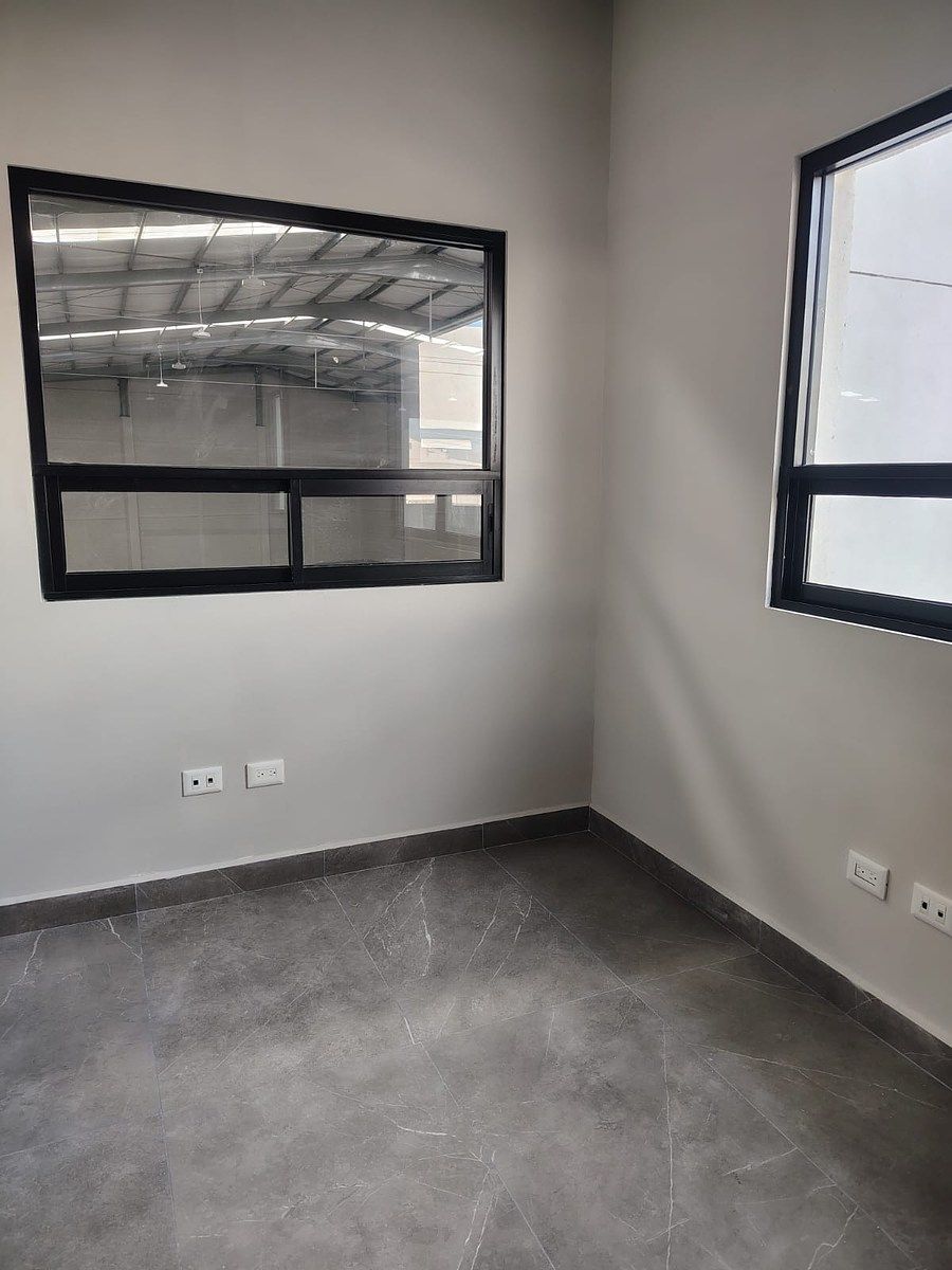 13 de 16: Vista a la bodega desde la oficina