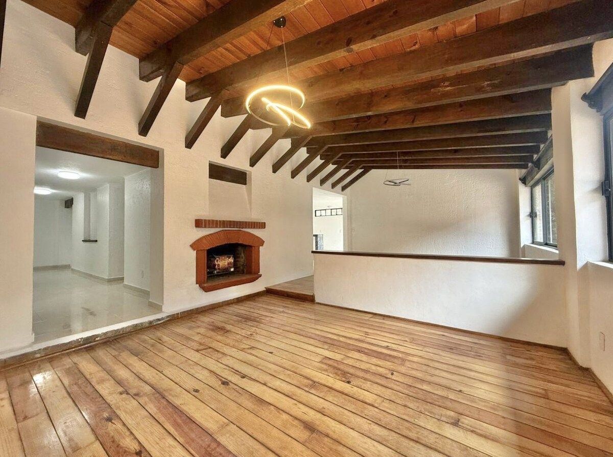 8 de 48: Sala Principal con chimenea