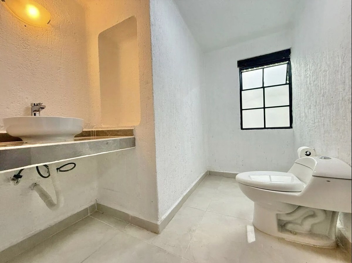 7 de 48: Baño de Visitas