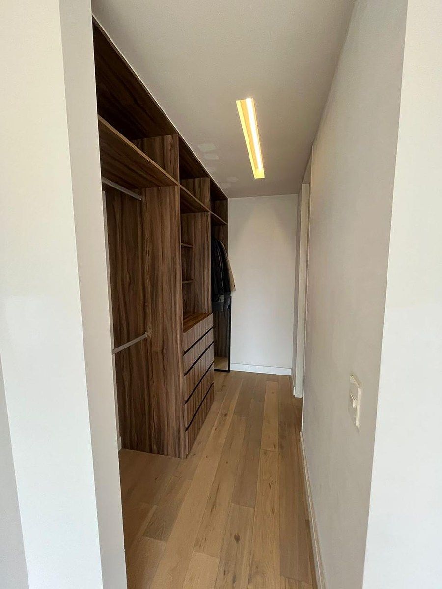 8 of 8: Walking closet