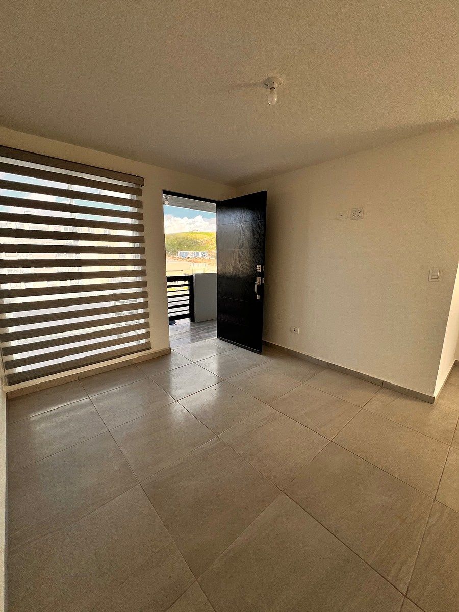 2 de 13: Entrada al Departamento