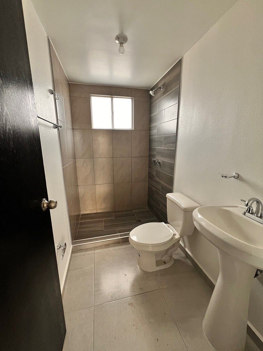 3 de 13: BAÑO VISITAS