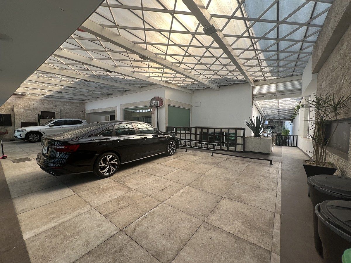 3 de 39: Estacionamiento techado