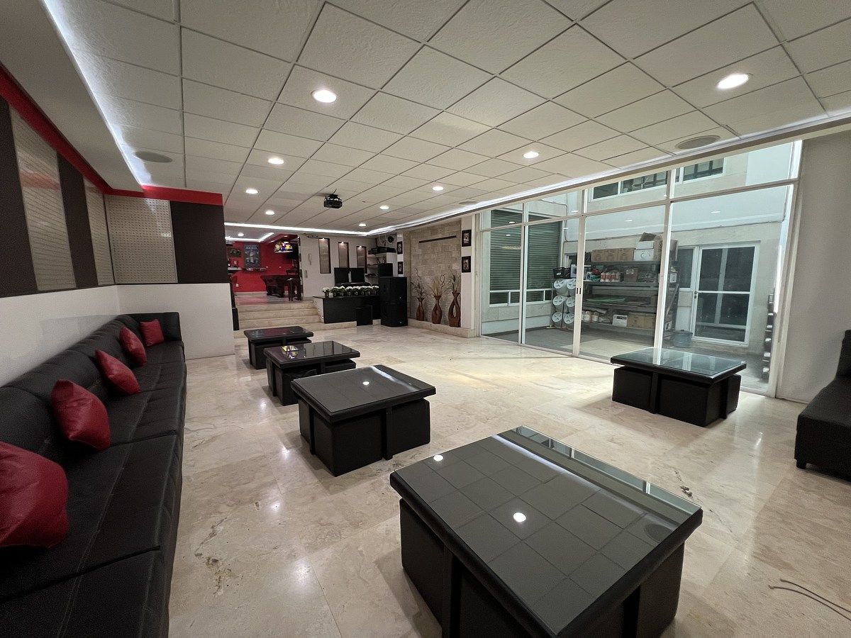 12 de 39: Salón de juegos y patio