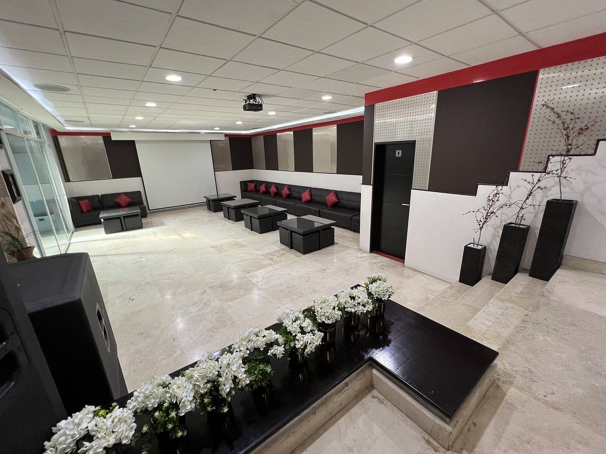 13 de 39: Salón de juegos con pantalla