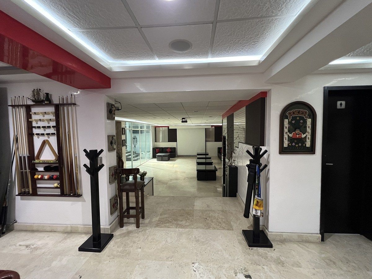 10 de 39: Salón de juegos y fiestas
Con baños