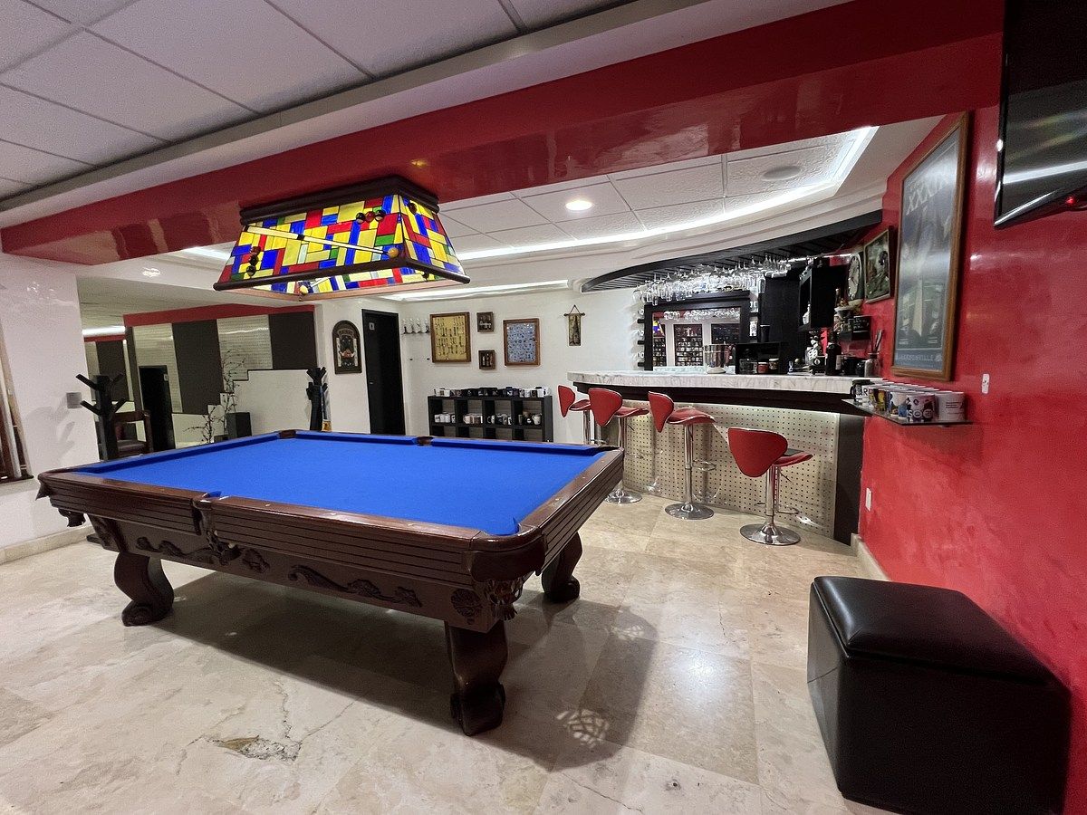 14 de 39: Área de bar con espacio para billar