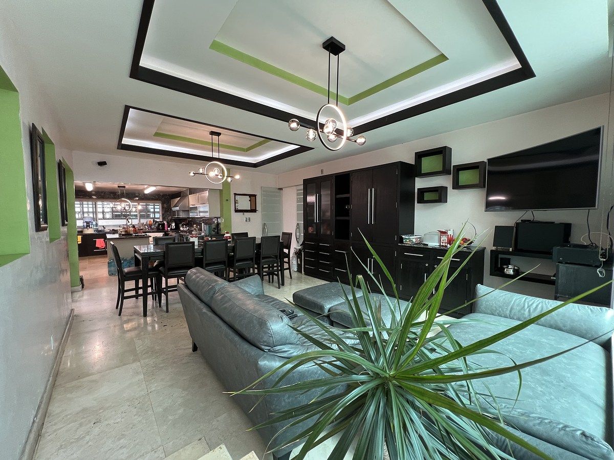 6 de 39: Cocina integral con desayunador y sala familiar