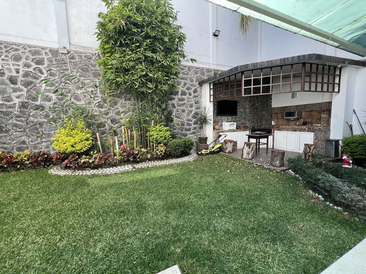 7 de 39: Jardín con asador