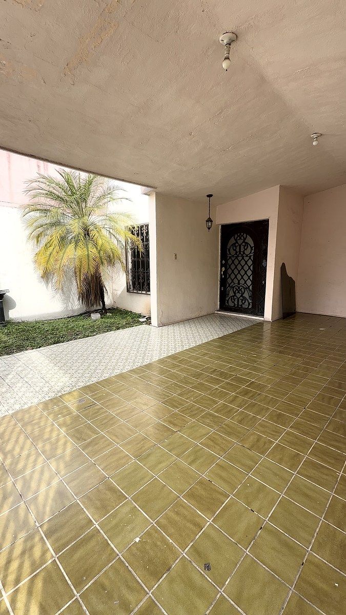 2 de 25: Cochera y jardin