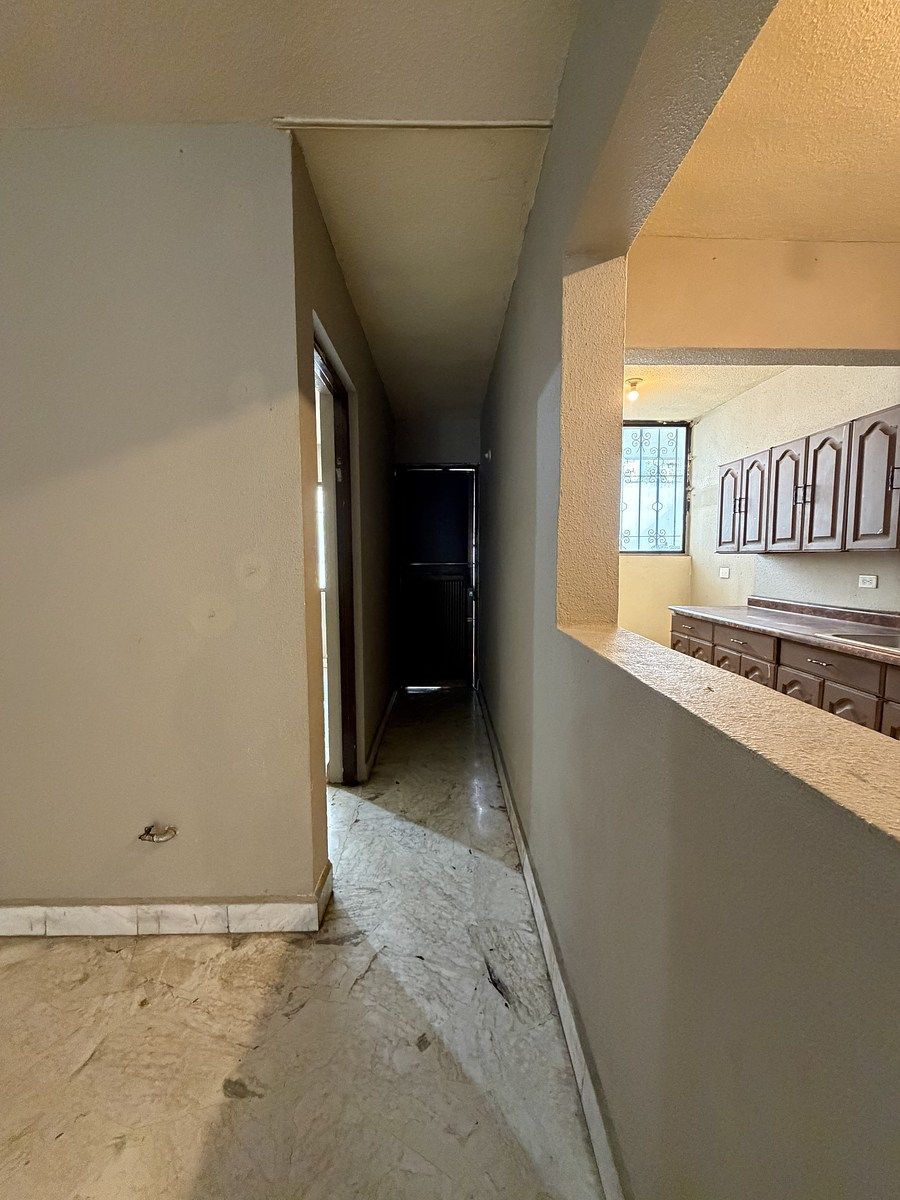 22 de 25: PASILLO SALIDA AL PATIO