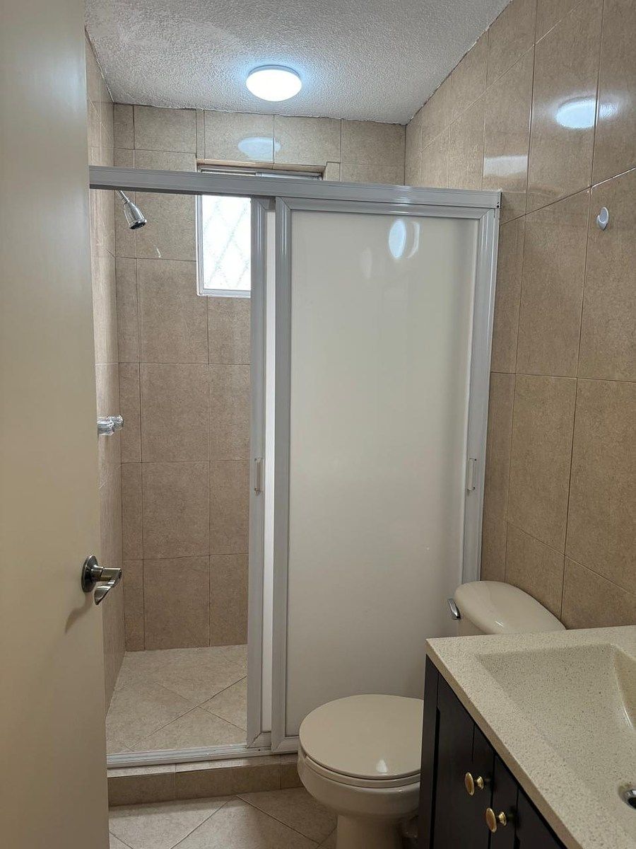 11 de 18: Baño compartido recámaras secundarias