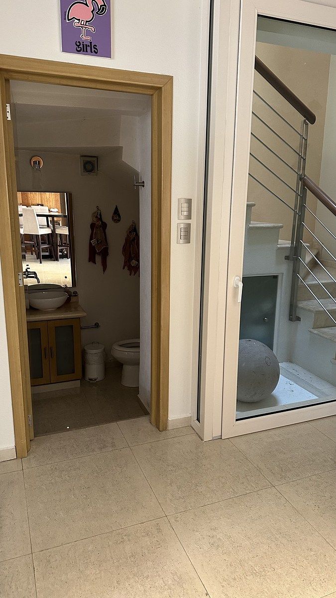 6 de 37: Sube primer piso 
Hay puertas con doble vidrio, para que no