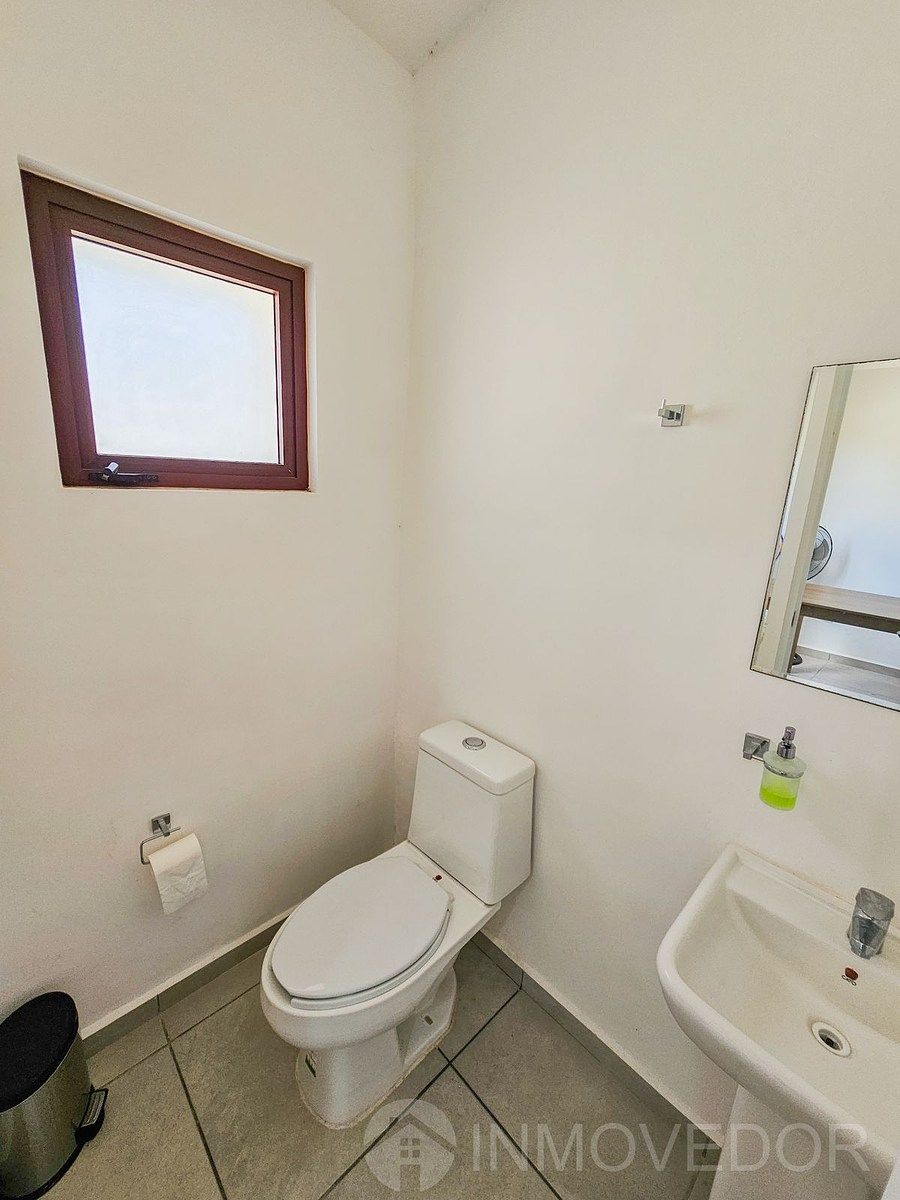 12 of 27: Baño de visitas