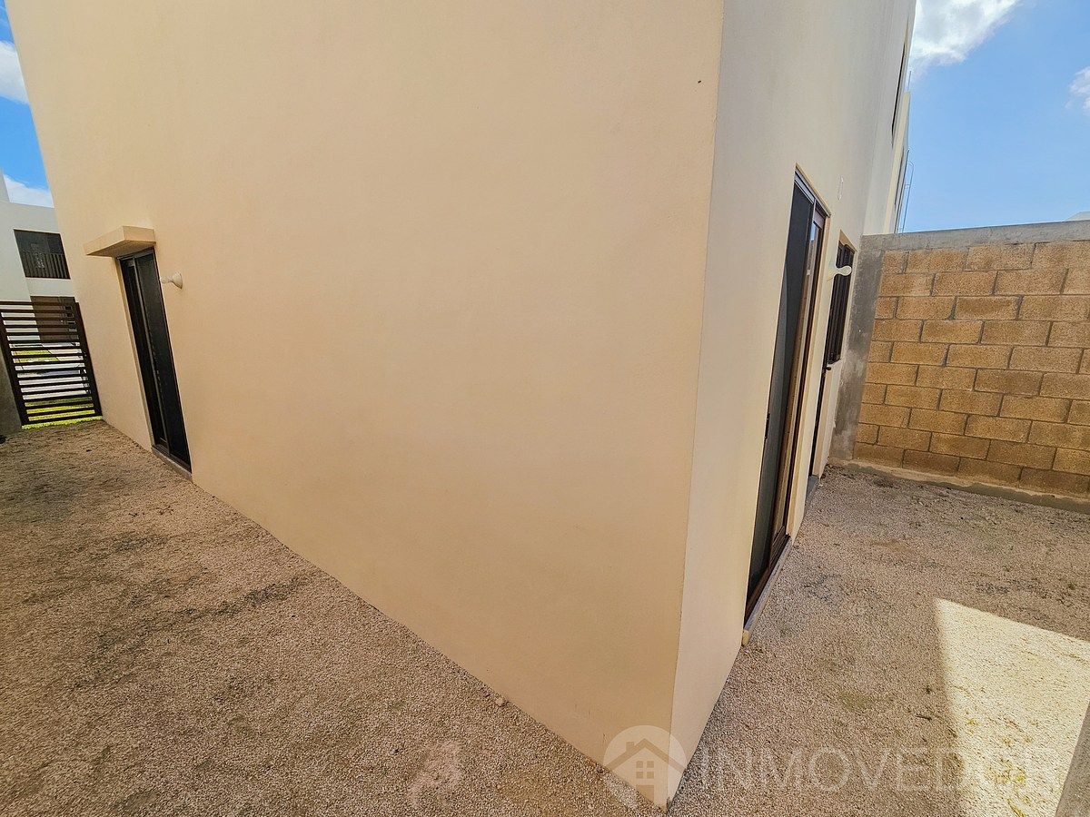 22 of 27: Pasillo y patio