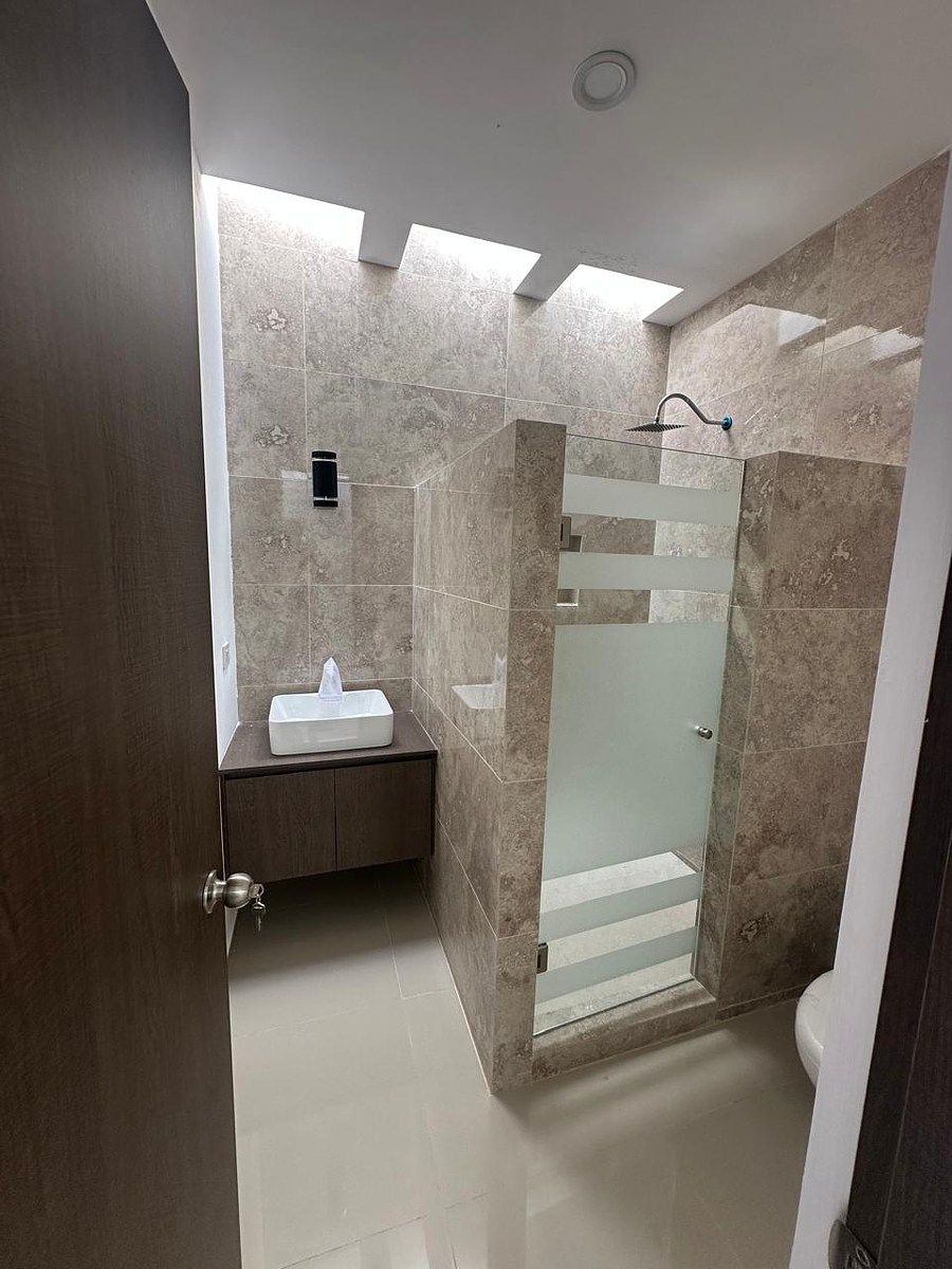 4 de 20: BAÑO CON CANCELES