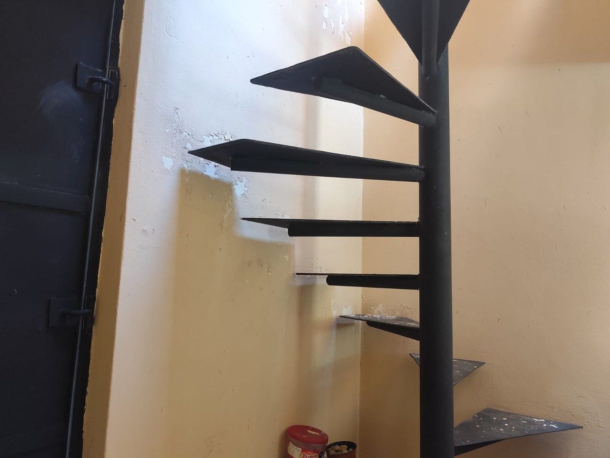 8 of 21: acceso al cuarto de servicio