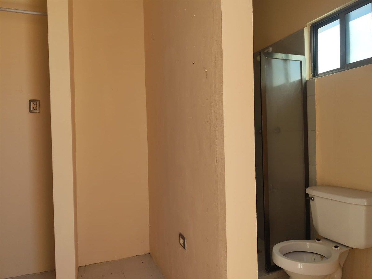 10 of 21: bañp de servicio