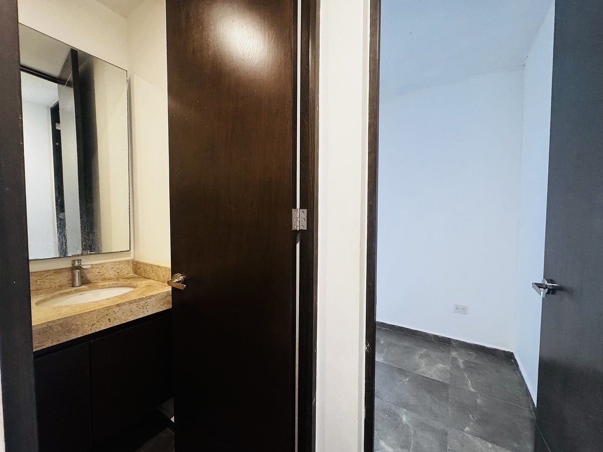 17 de 41: Baño de visitas