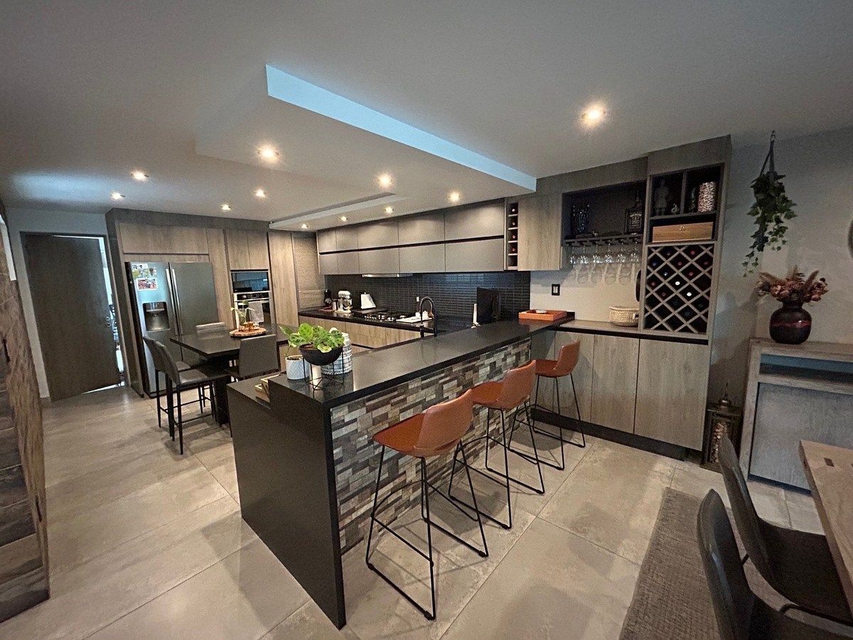 2 de 28: Cocina con barra desayunadora