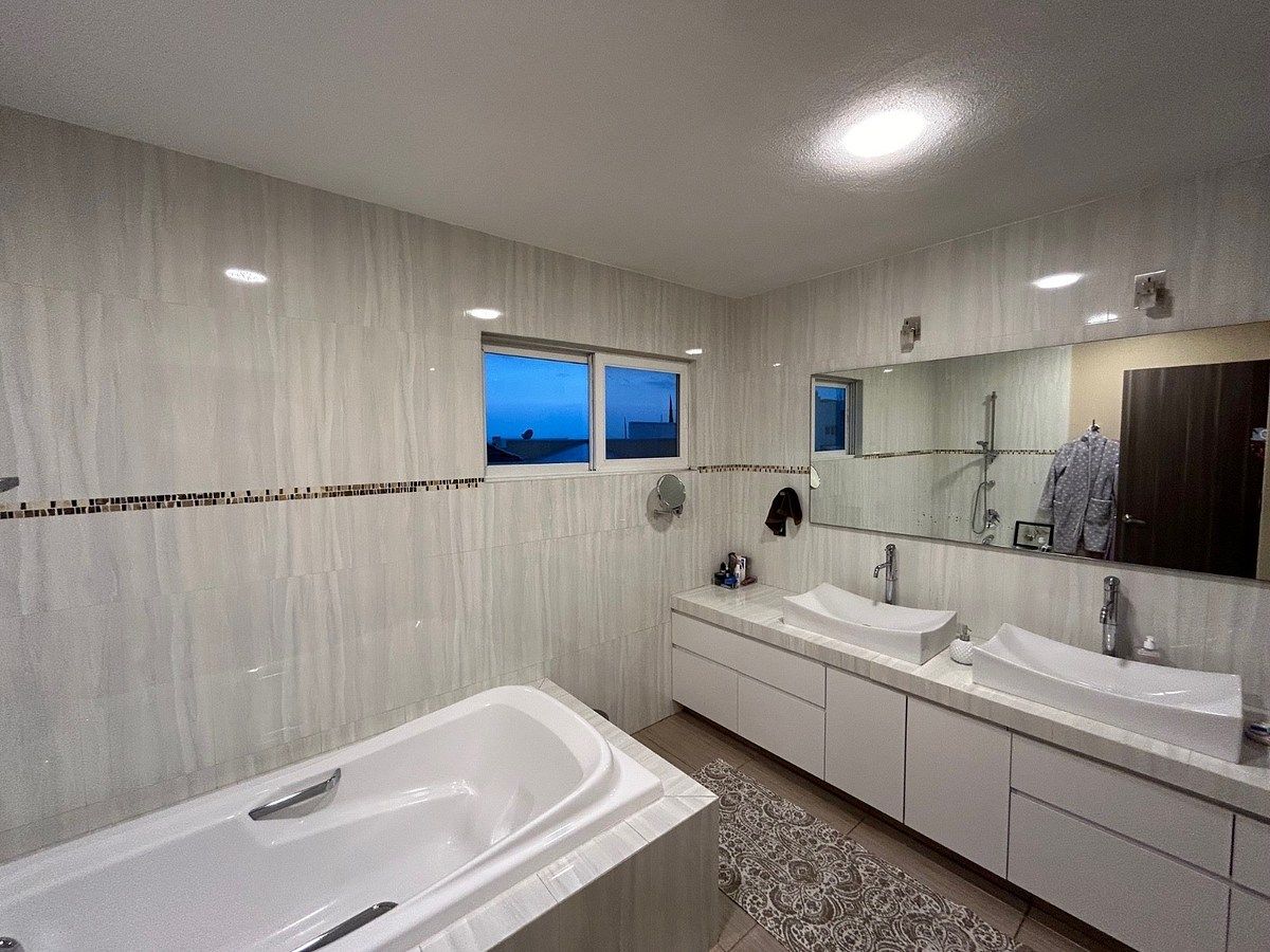 14 de 28: Baño principal con tina