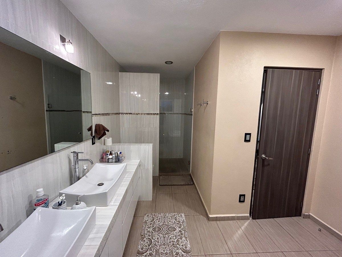 15 de 28: Baño principal con regadera y doble lavabo