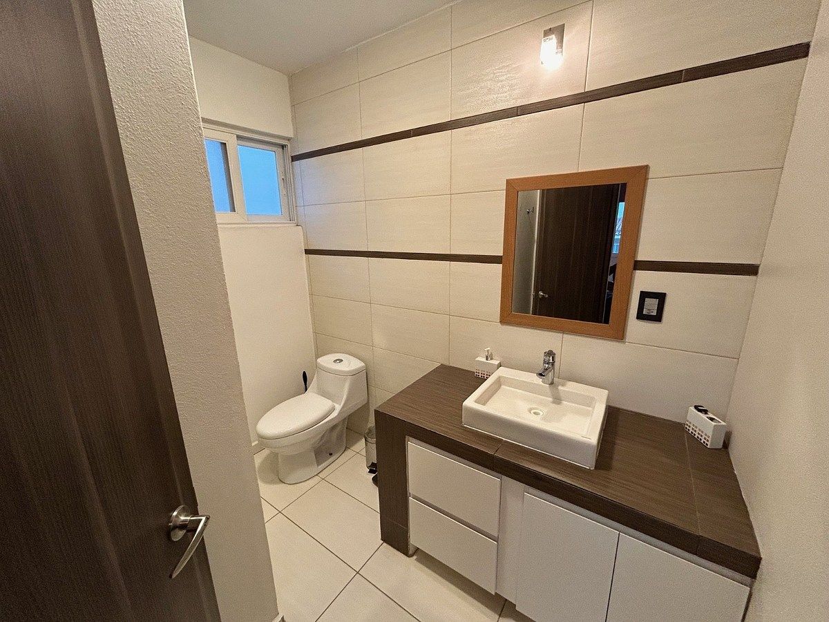 21 de 28: Baño de visitas