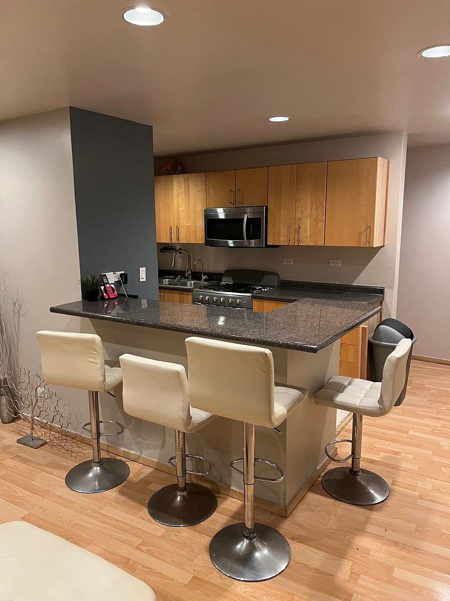 1 de 13: Cocina con barra de granito con 4 sillas
