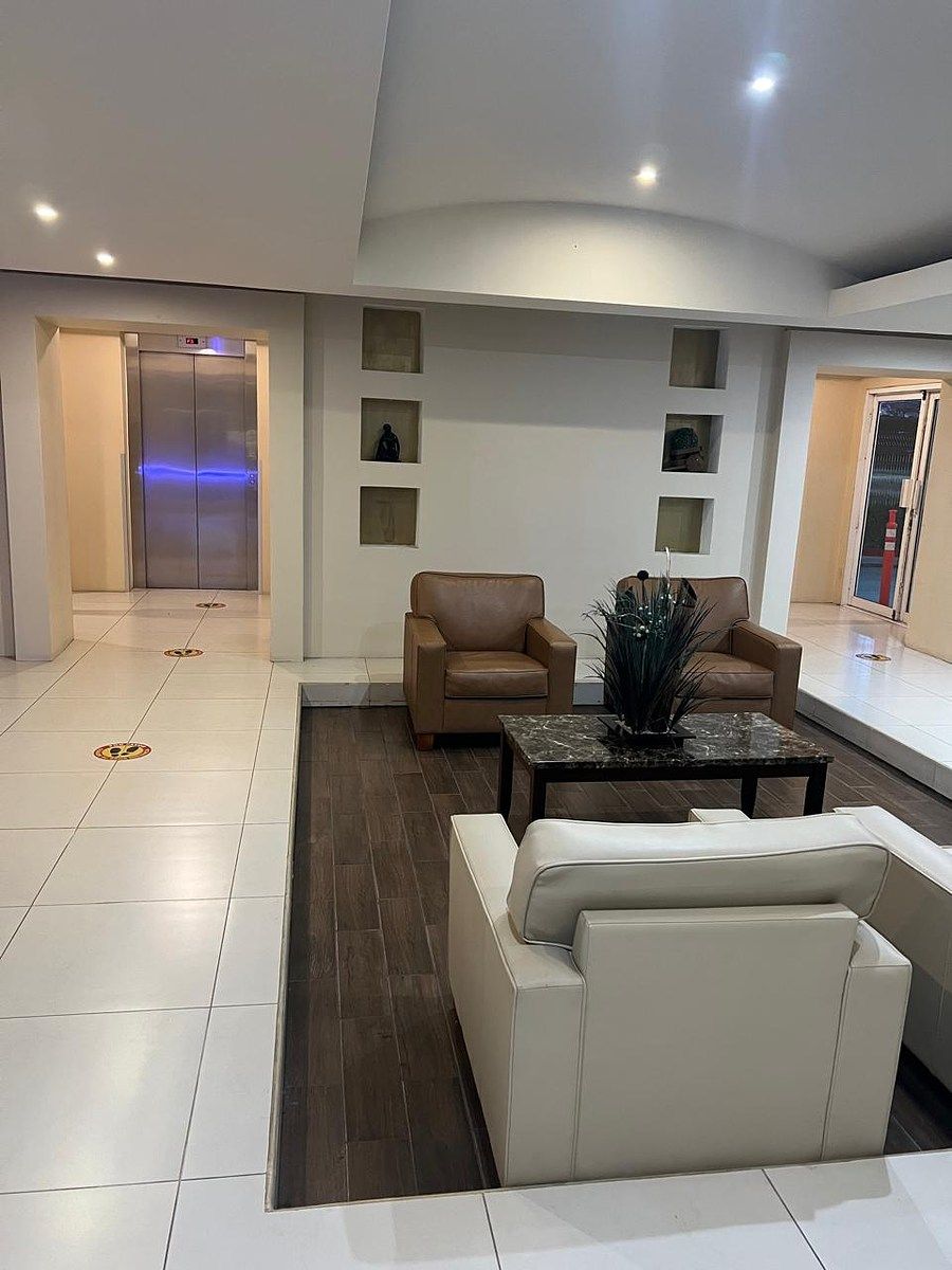 3 de 13: sala de espera de la privada