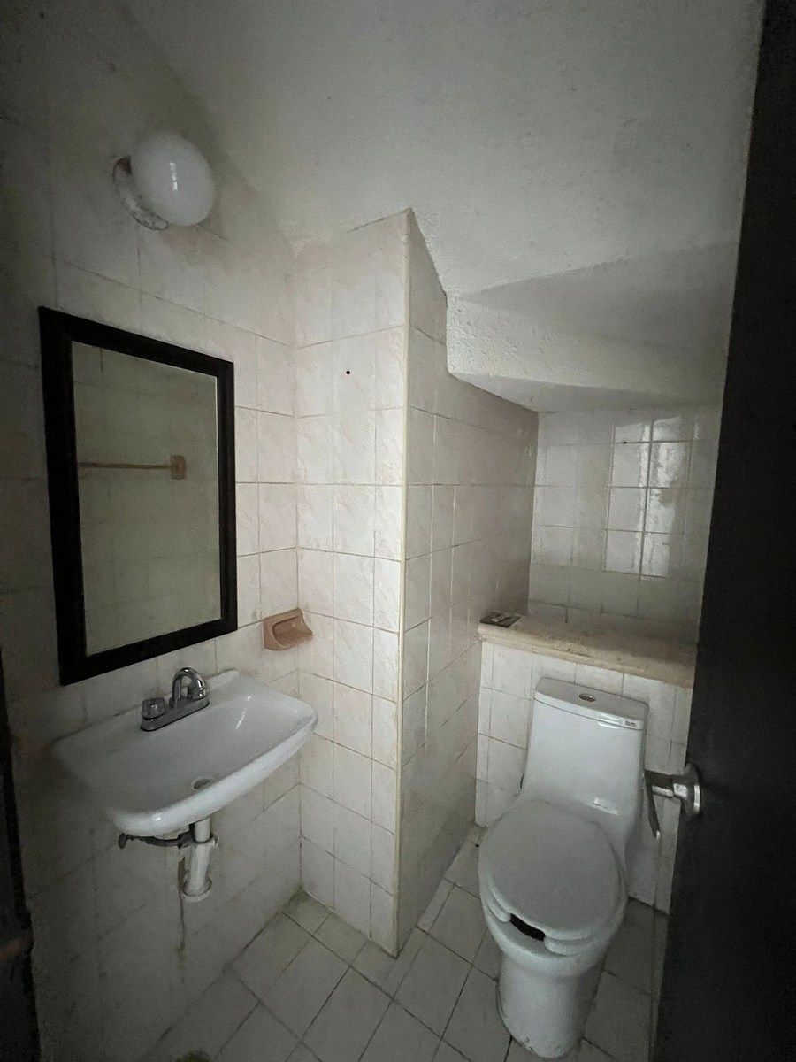 13 de 18: medio baño de visitas