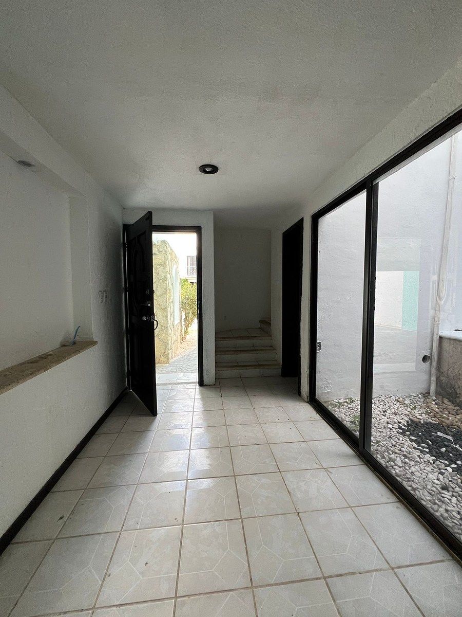 3 de 18: Recibidor con jardín interior