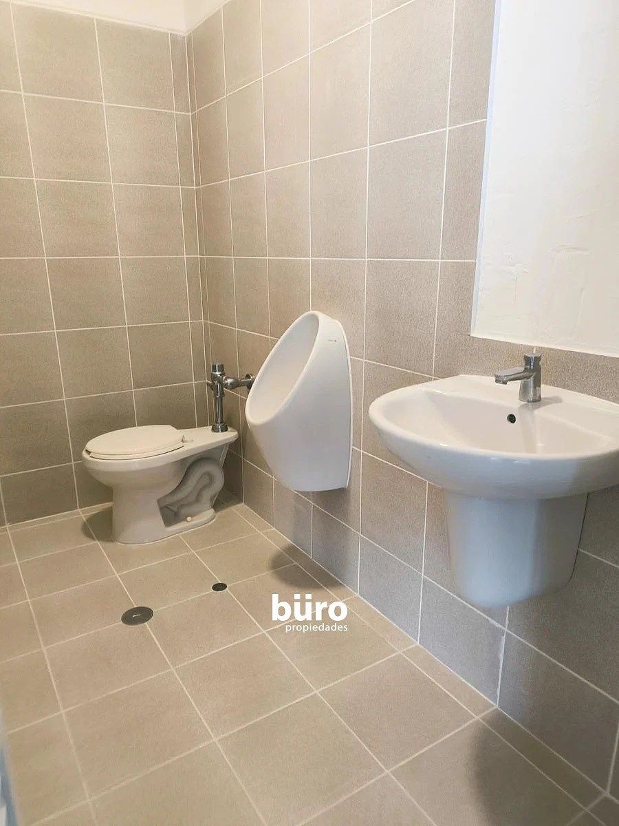 18 de 23: Baño hombres