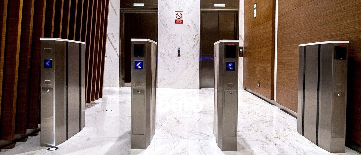 20 de 23: Ingreso a ascensores