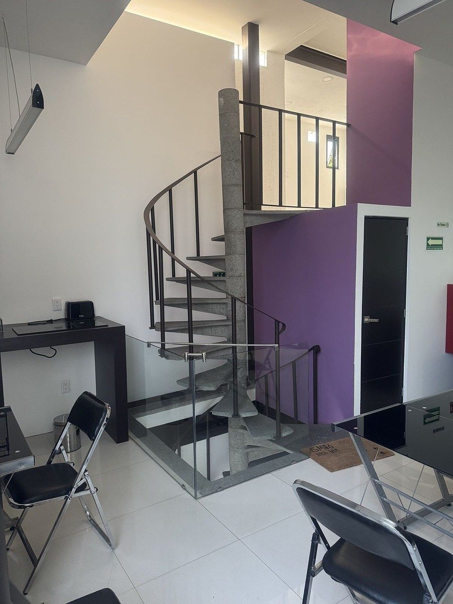 17 de 20: ESCALERA HACIA ÁREA DE LAVADO