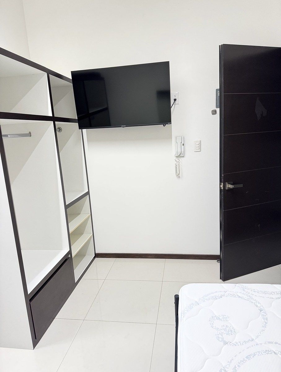 12 de 20: PANTALLA CON ROKU Y CONTROL REMOTO