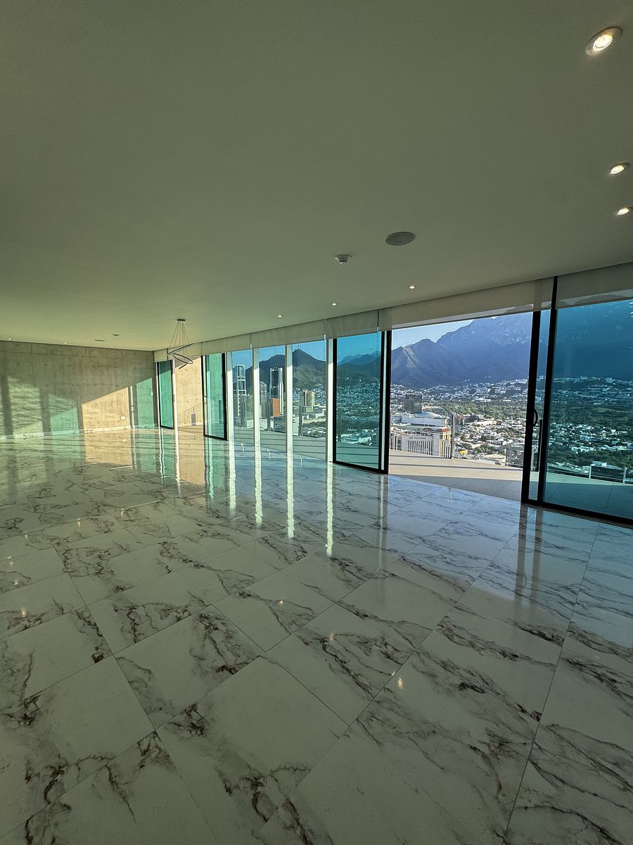 3 de 14: Sala, comedor y terraza