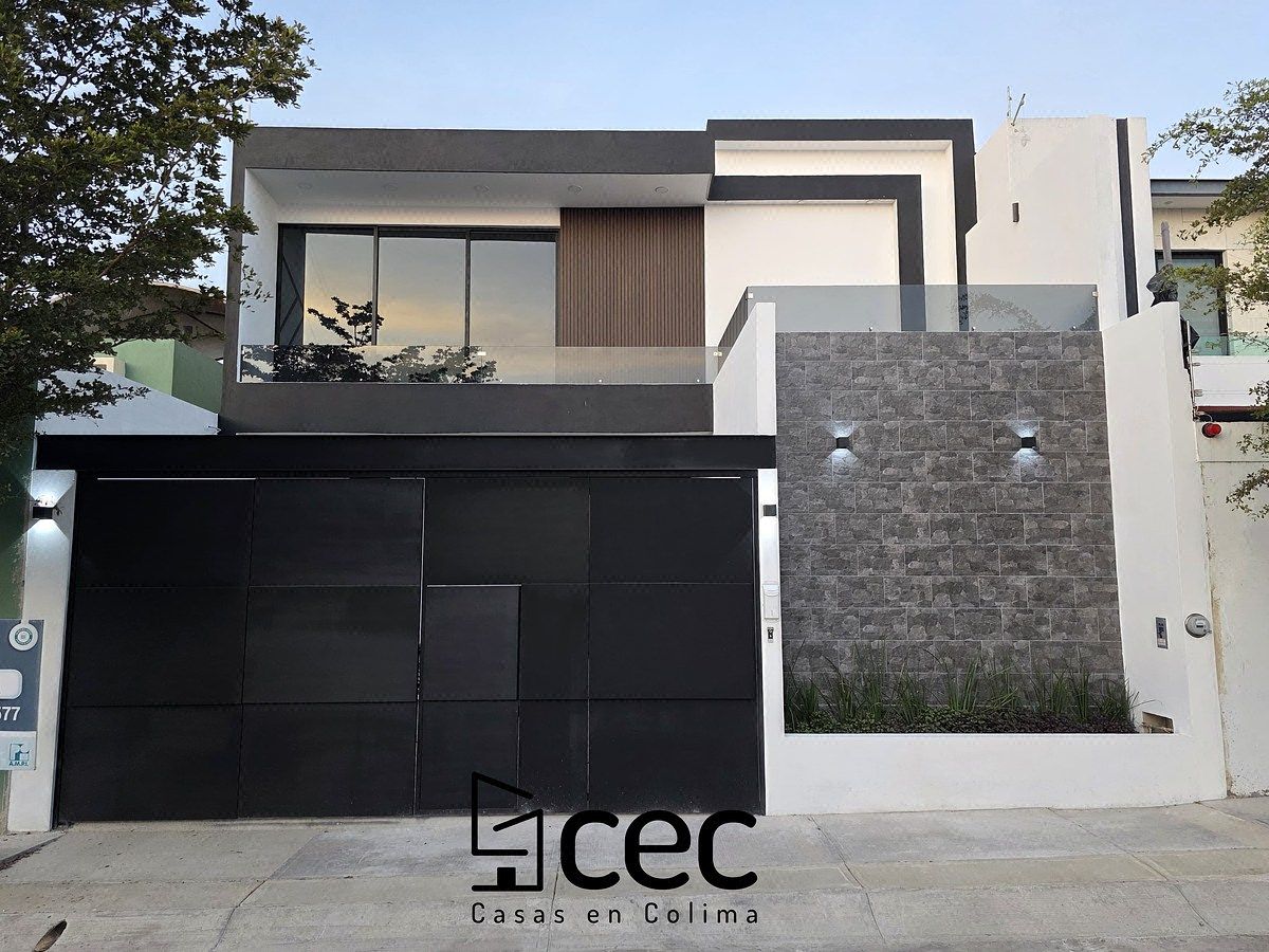 Residencia en Venta 4 Recámaras, 4.5 Baños, Cochera para 2 Autos.
