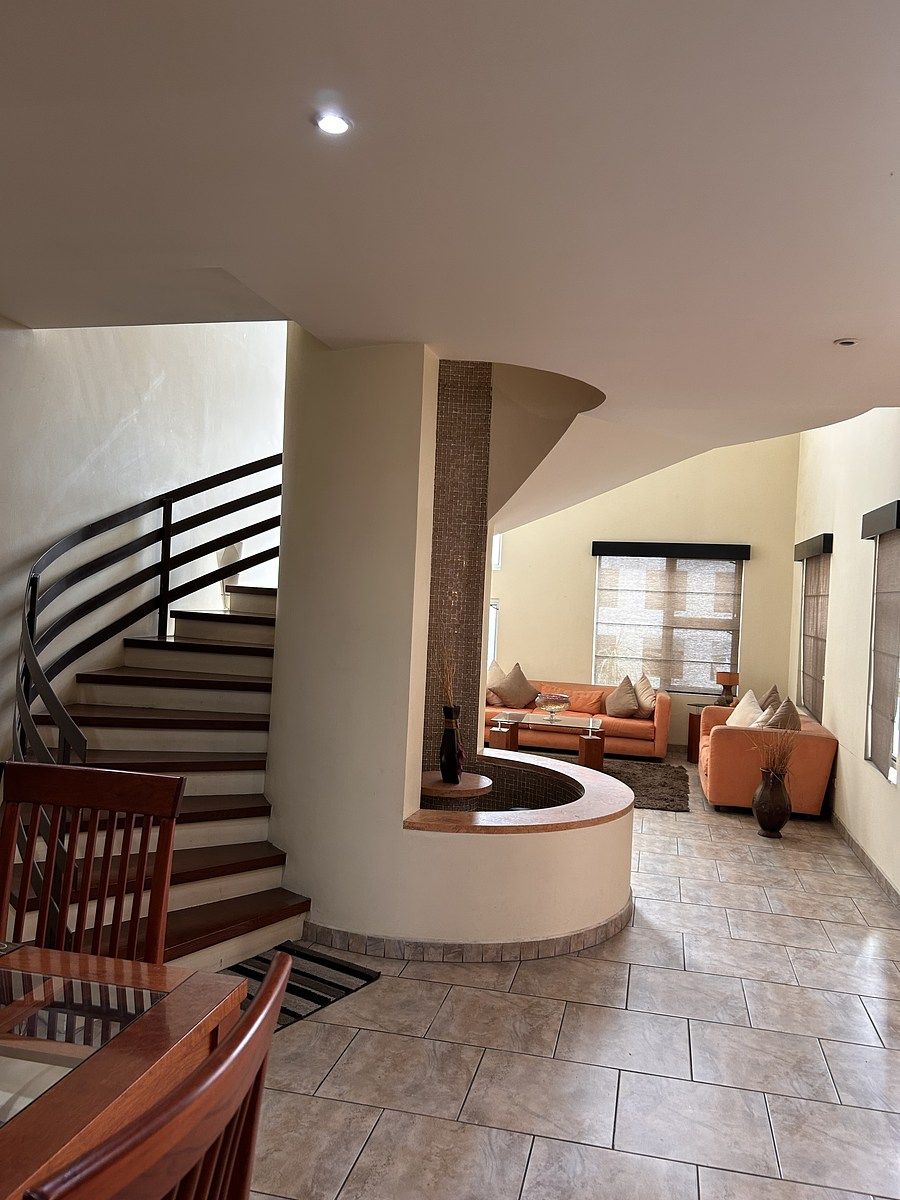 3 de 42: Espaciosa sala y recibidor