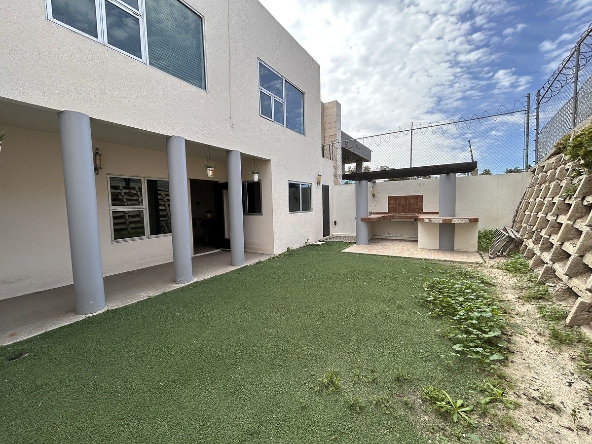 16 de 42: Amplio patio con asador y bodega